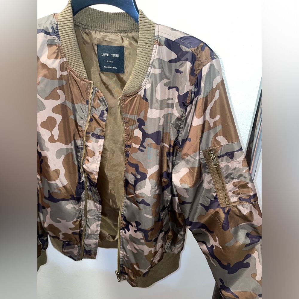 Lightweight Bomber Jacket- Army Print. Size Large - image 3
